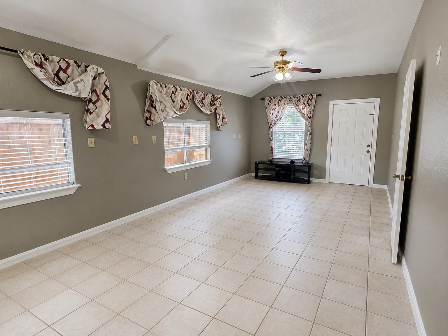 5527 Lauder Road Houston, TX 77039 - Photo 4 of 11 Living space view