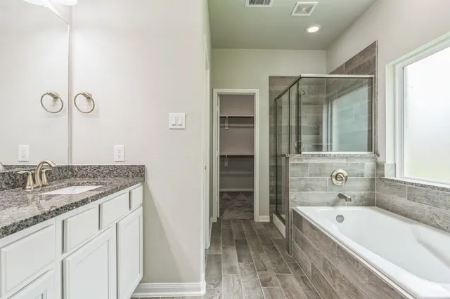 $2,425 | 303 Woodhaven Drive, West Columbia, TX 77486