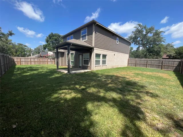 $2,425 | 303 Woodhaven Drive, West Columbia, TX 77486