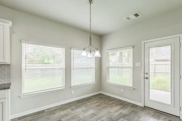 $2,425 | 303 Woodhaven Drive, West Columbia, TX 77486