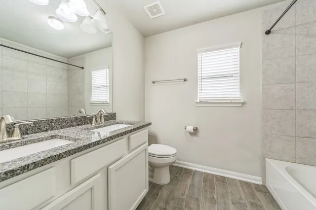 $2,425 | 303 Woodhaven Drive, West Columbia, TX 77486