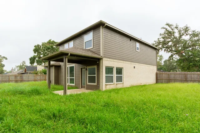 $2,425 | 303 Woodhaven Drive, West Columbia, TX 77486