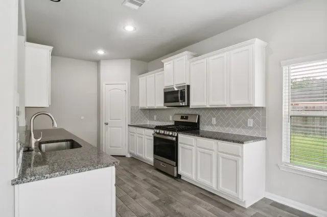 $2,425 | 303 Woodhaven Drive, West Columbia, TX 77486