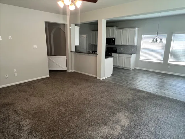 $2,425 | 303 Woodhaven Drive, West Columbia, TX 77486