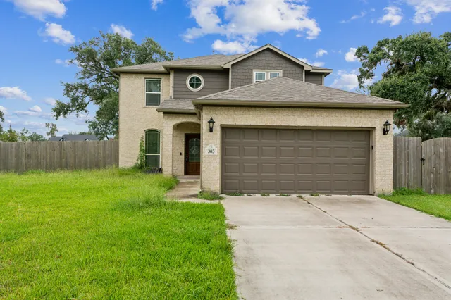 $2,425 | 303 Woodhaven Drive, West Columbia, TX 77486