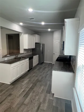 $2,425 | 303 Woodhaven Drive, West Columbia, TX 77486