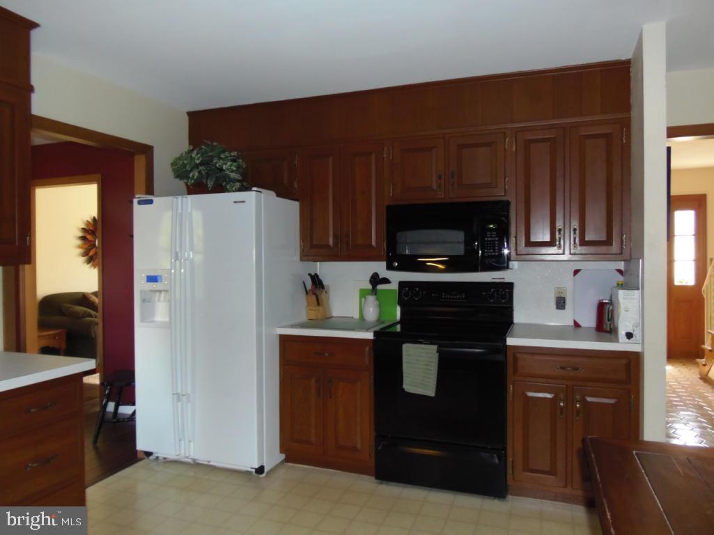 2641 Pinewood Road Lancaster, PA 17601 - Photo 6 of 35