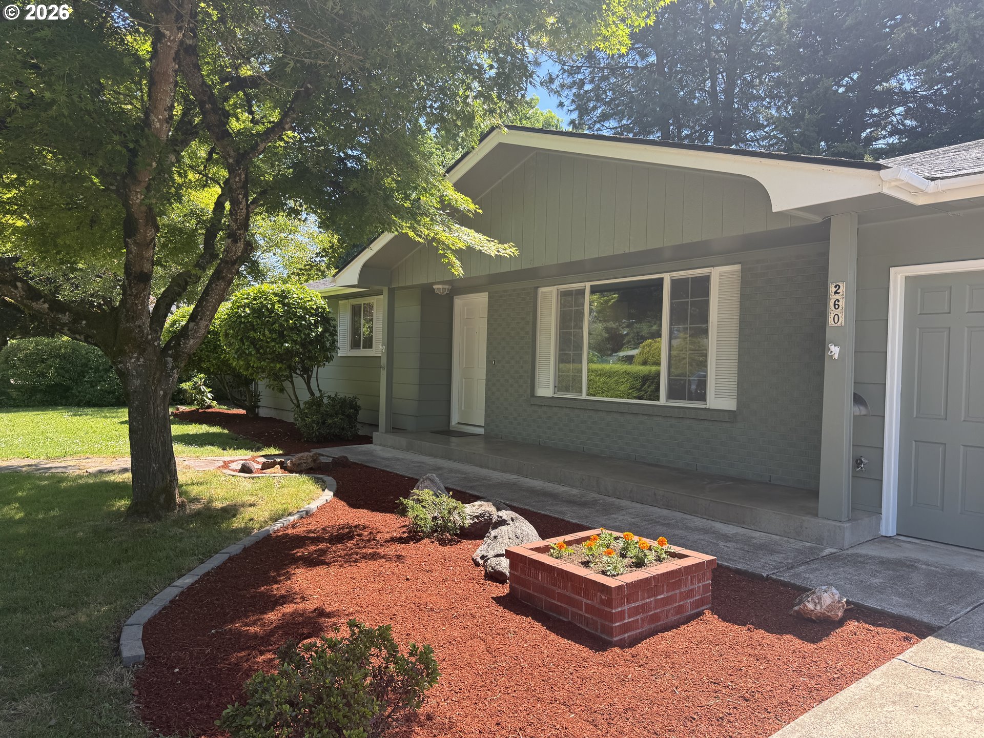 260 Susan Street Eugene, OR 97404 - Photo 2 of 33 a front view of a house with garden