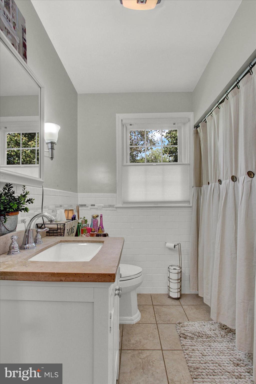 811 Mountain View Road Waynesboro, PA 17268 - Photo 21 of 36 Full Bathroom #1