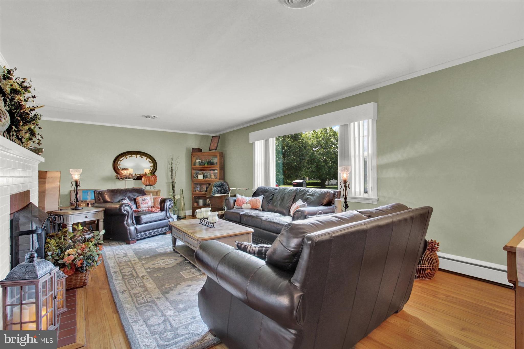 811 Mountain View Road Waynesboro, PA 17268 - Photo 5 of 36 Living Room