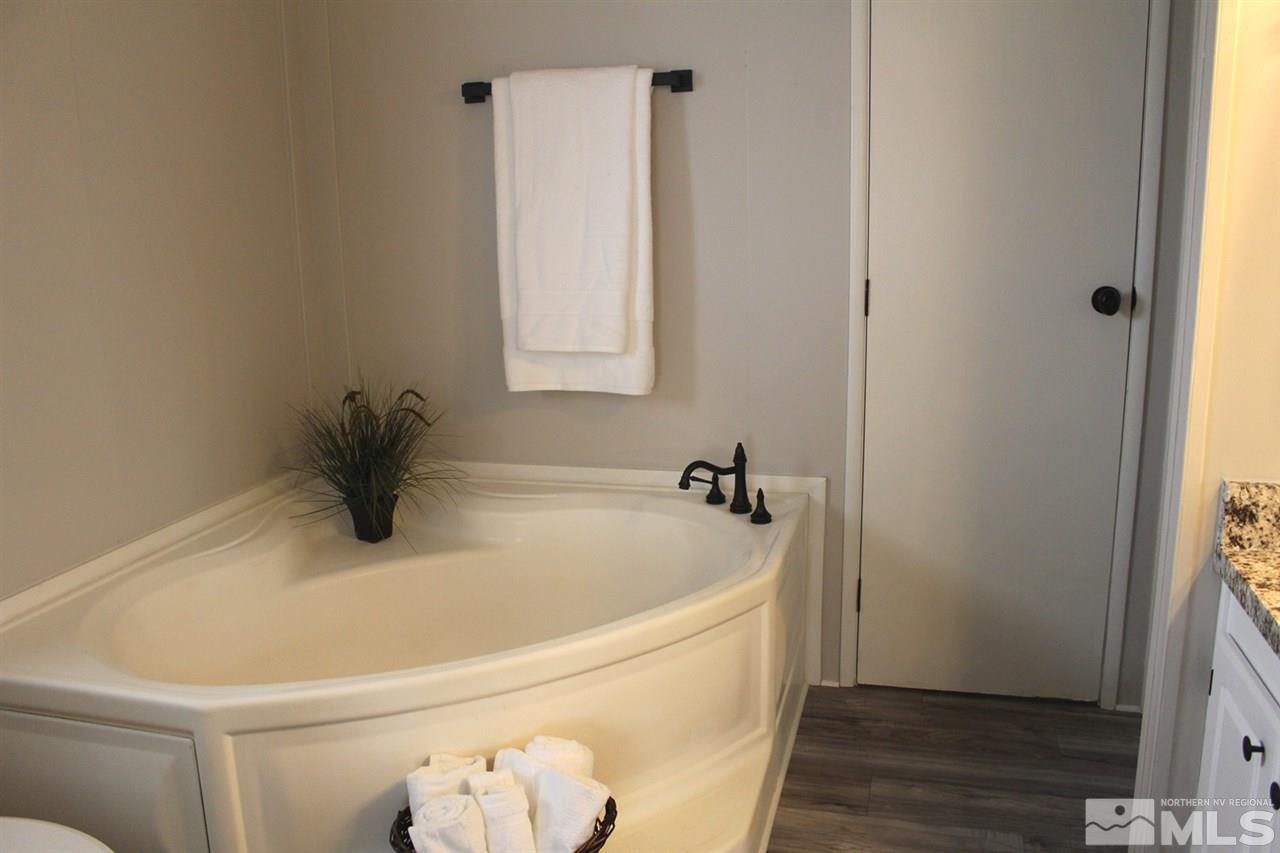 5189 Coggins Road Reno, NV 89506 - Photo 17 of 33 a bathroom with a bathtub