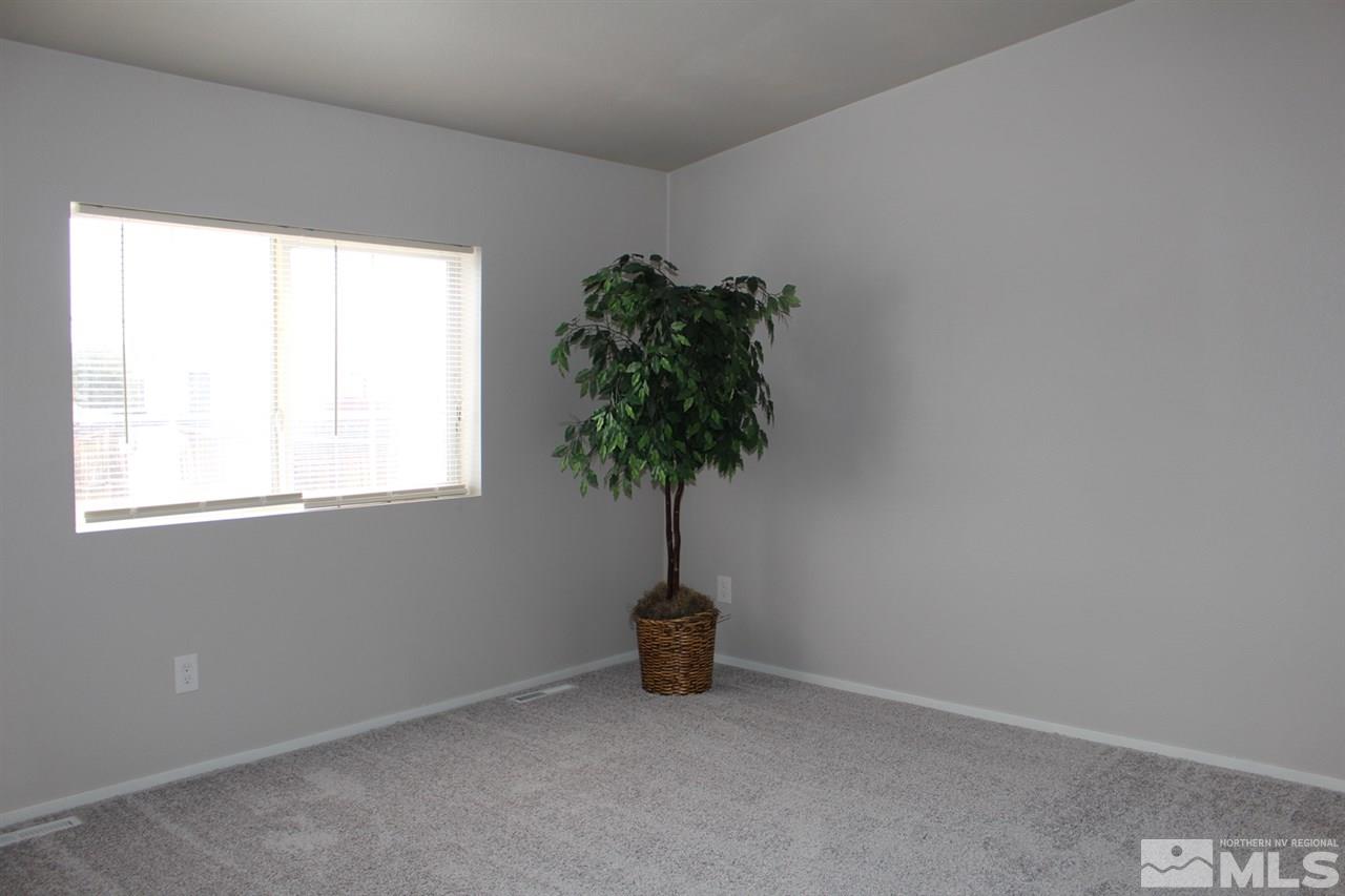 5189 Coggins Road Reno, NV 89506 - Photo 21 of 33 a vase of flowers sitting on a table in a room