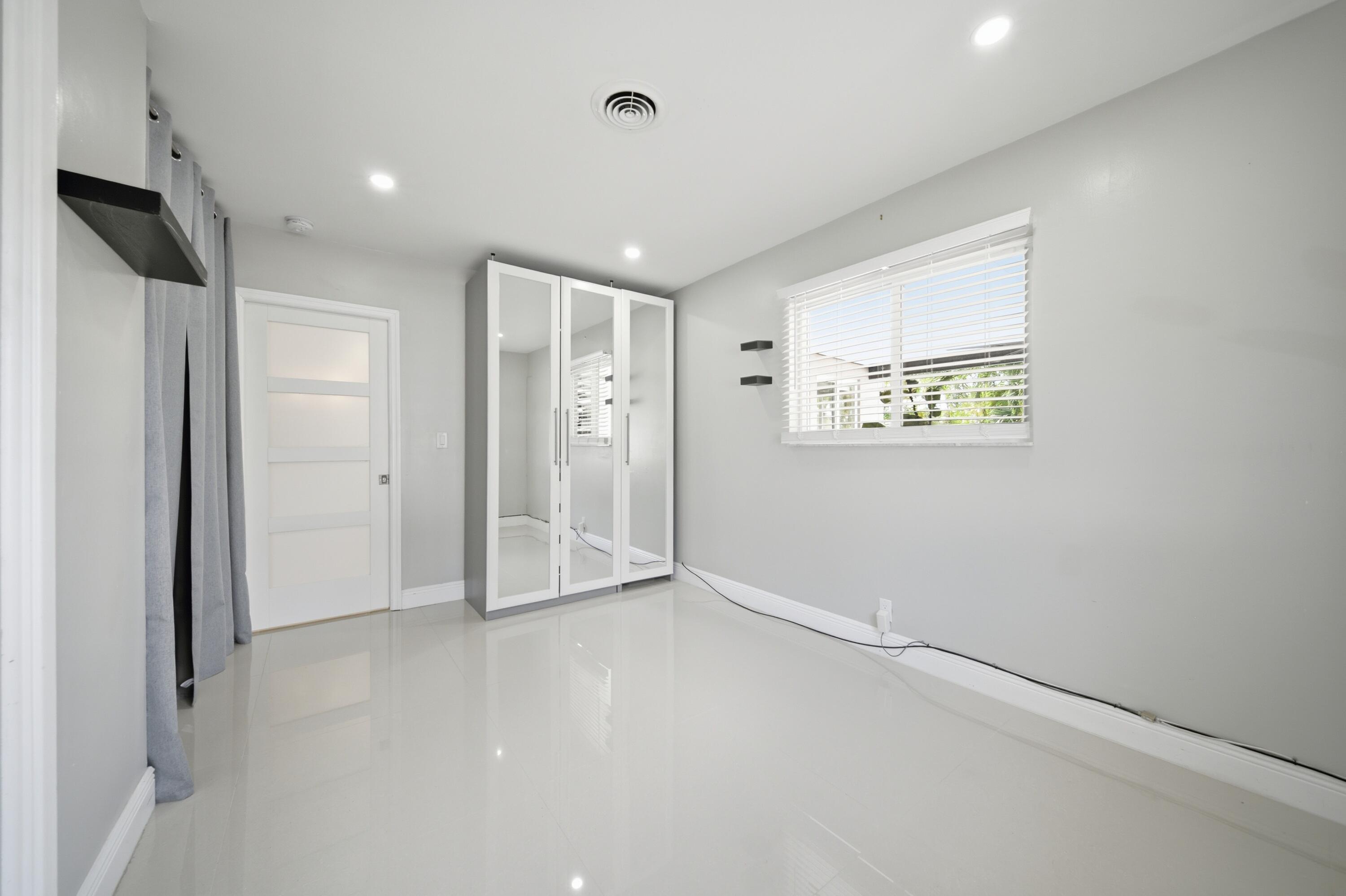 5031 Northeast 23rd Terrace Lighthouse Point, FL 33064 - Photo 11 of 36 _30A9828