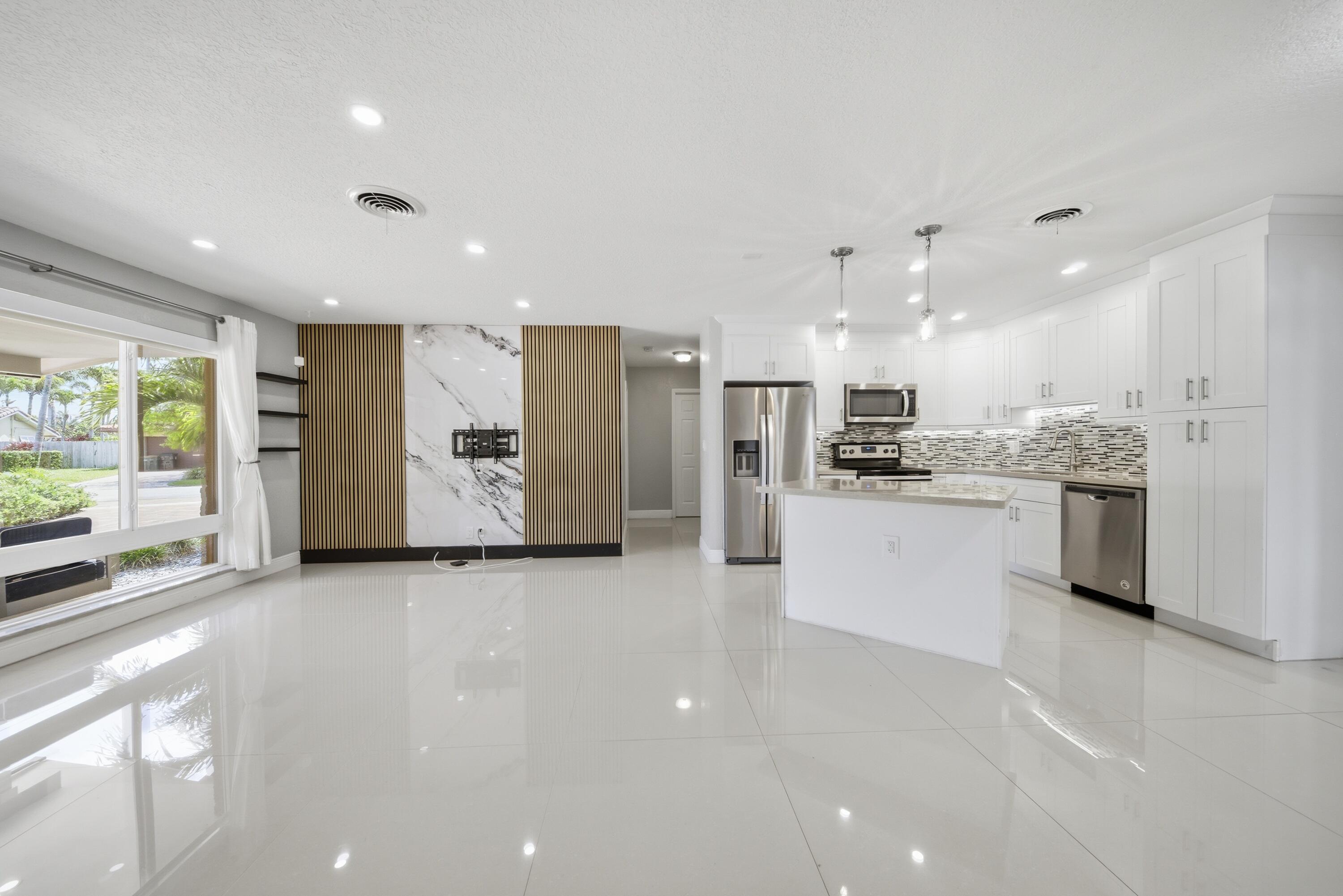 5031 Northeast 23rd Terrace Lighthouse Point, FL 33064 - Photo 12 of 36 _30A9834