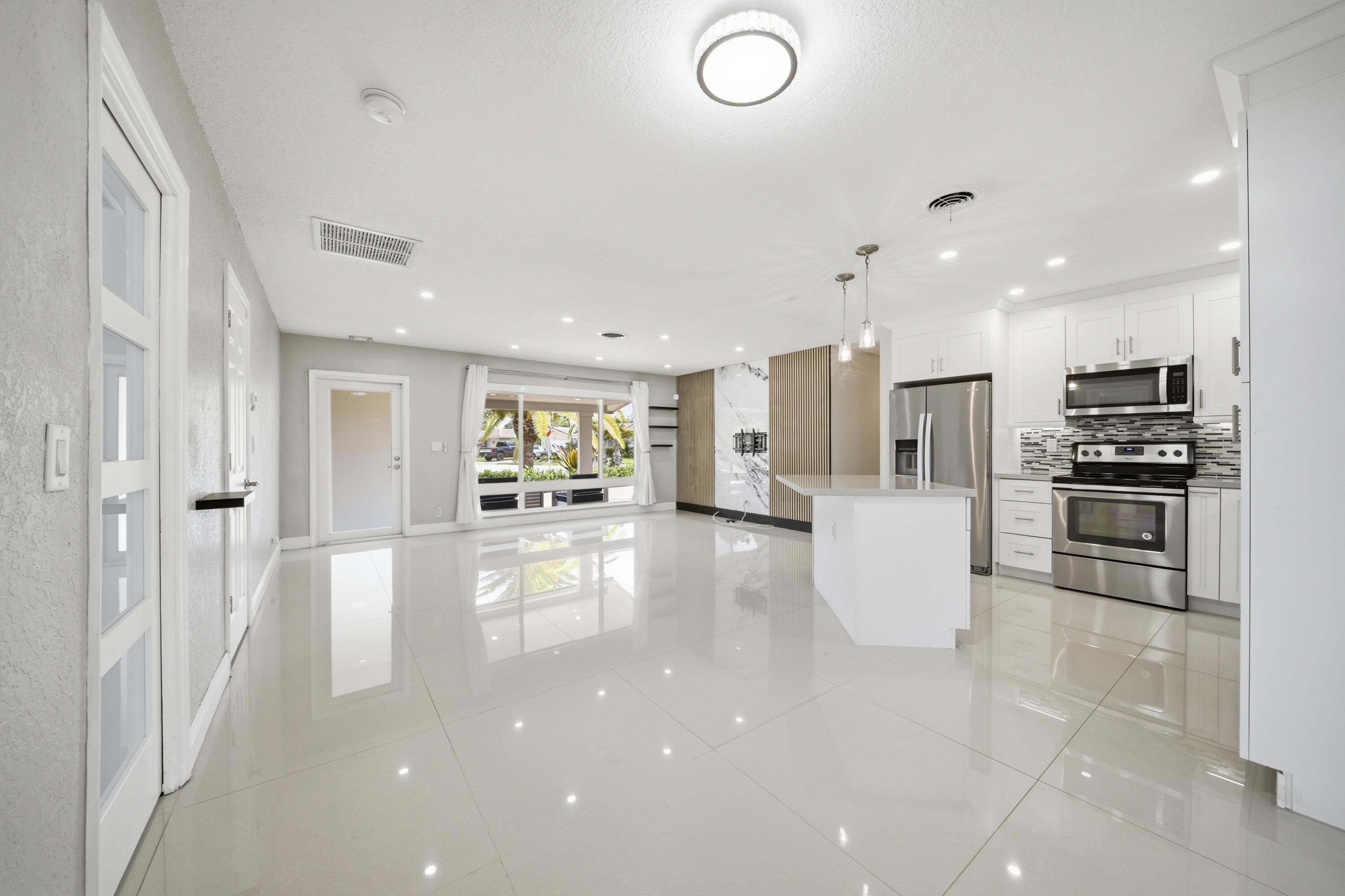 5031 Northeast 23rd Terrace Lighthouse Point, FL 33064 - Photo 3 of 36 _30A9755