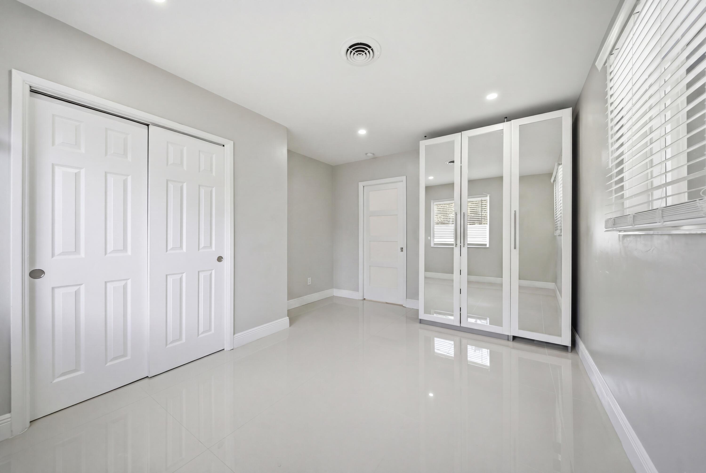 5031 Northeast 23rd Terrace Lighthouse Point, FL 33064 - Photo 10 of 36 _30A9825d189d55