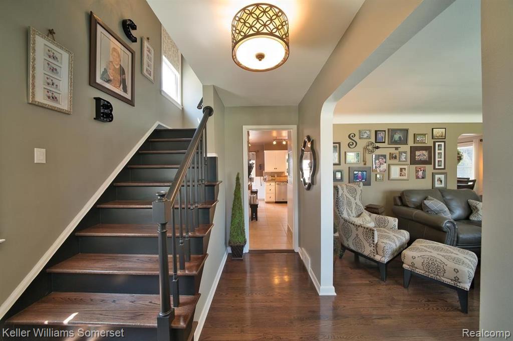 20045 Holiday Road Grosse Pointe Woods, MI 48236 - Photo 13 of 40