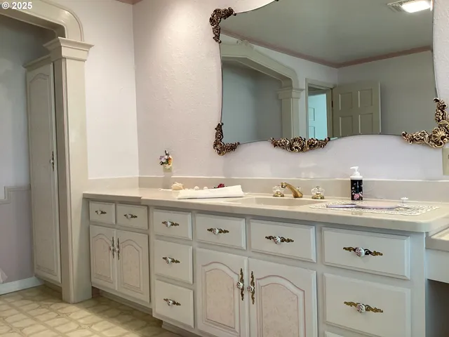 $899,000 | 1300 Fair Oaks Road, Oakland, OR 97462