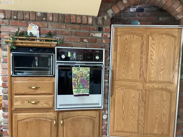 $899,000 | 1300 Fair Oaks Road, Oakland, OR 97462