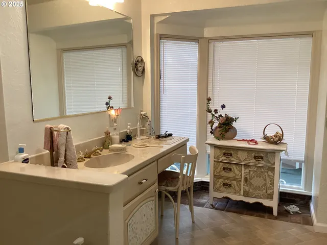 $899,000 | 1300 Fair Oaks Road, Oakland, OR 97462