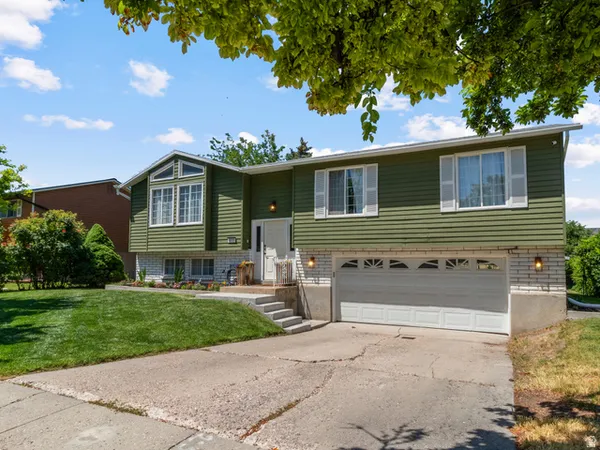 $545,500 | 877 Star Crest Drive West, Salt Lake City, UT 84116