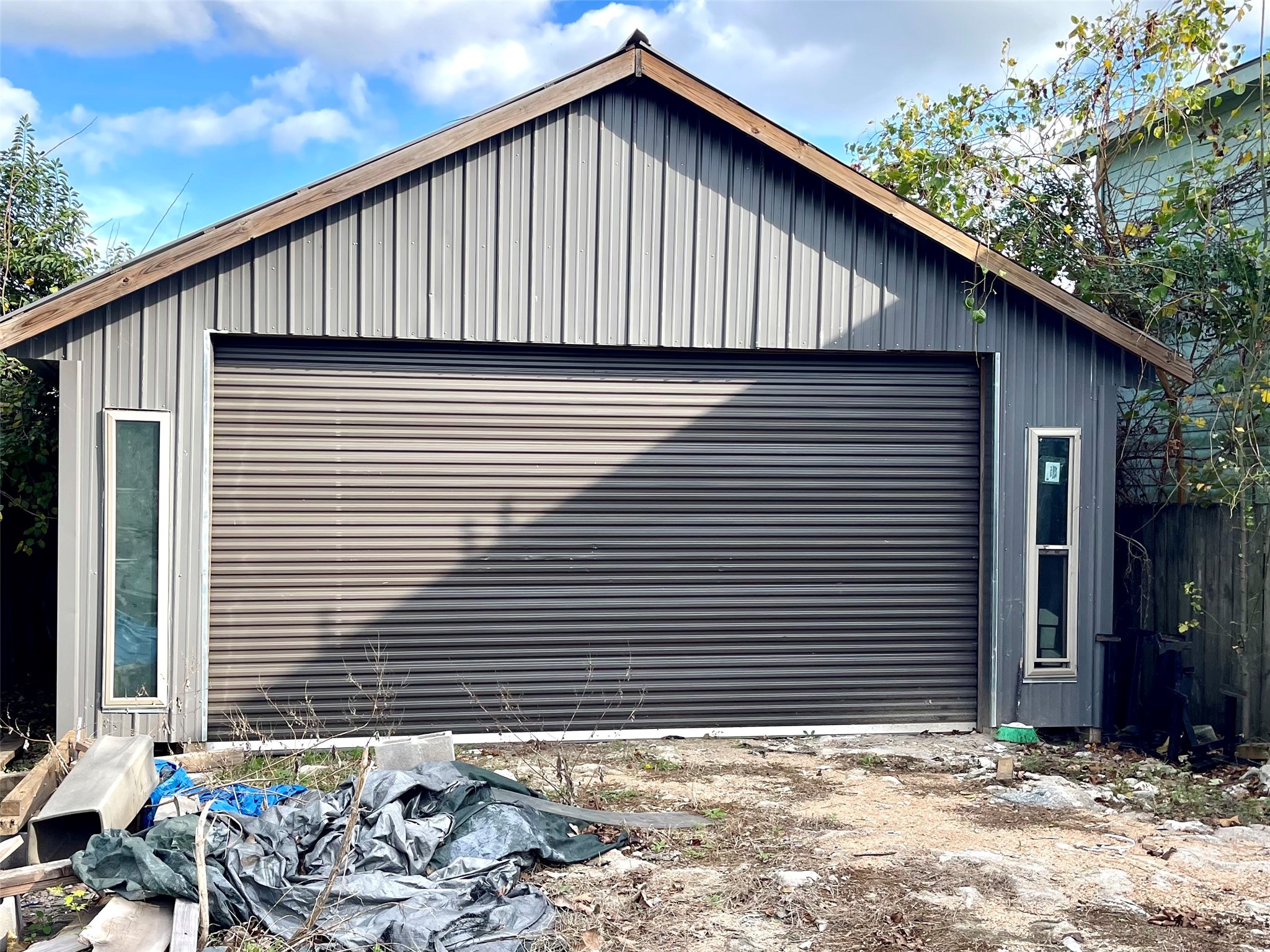 6908 Apollo Street Houston, TX 77091 - Photo 2 of 7 a backyard of a house