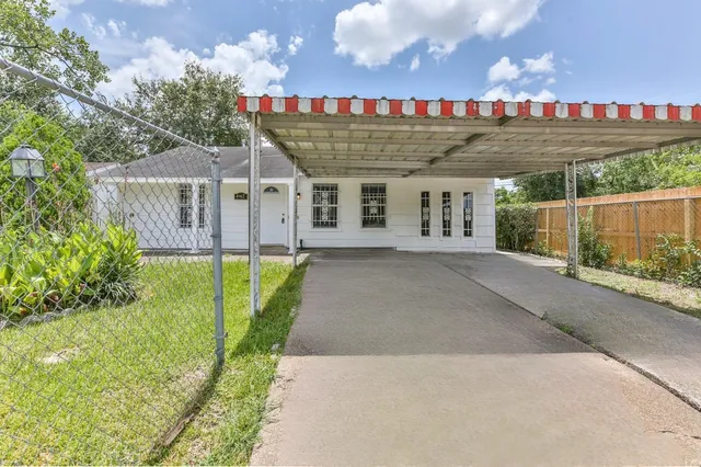 $1,500 | 4902 Pershing Street, Houston, TX 77033