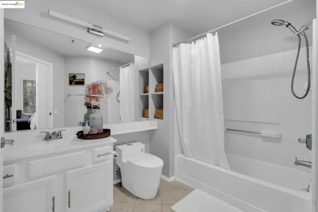 $2,800 | 180 Caldecott Lane, Unit U314, Oakland, CA 94618