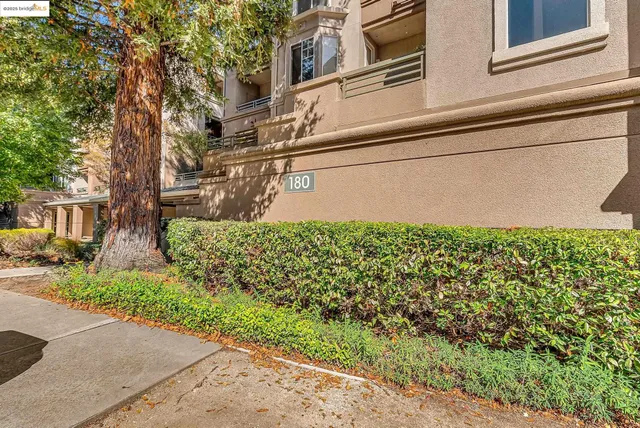 $2,800 | 180 Caldecott Lane, Unit U314, Oakland, CA 94618