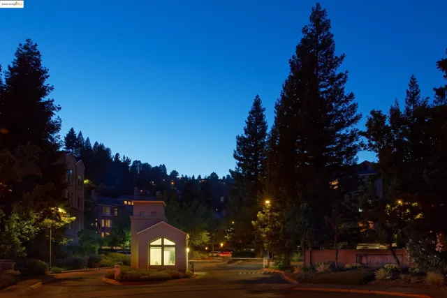 $2,800 | 180 Caldecott Lane, Unit U314, Oakland, CA 94618