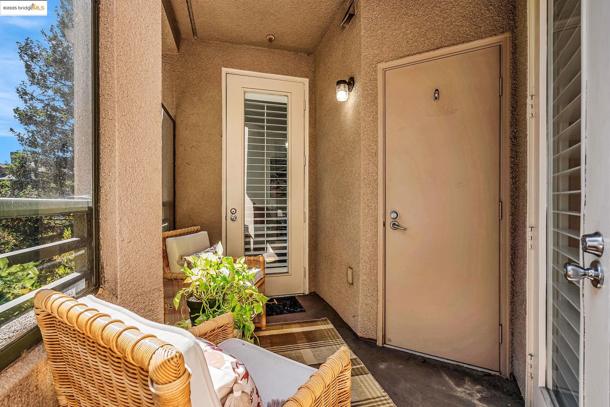 180 Caldecott Lane, Unit U314 Oakland, CA 94618 - Photo 9 of 26 Entrance to property featuring stucco siding