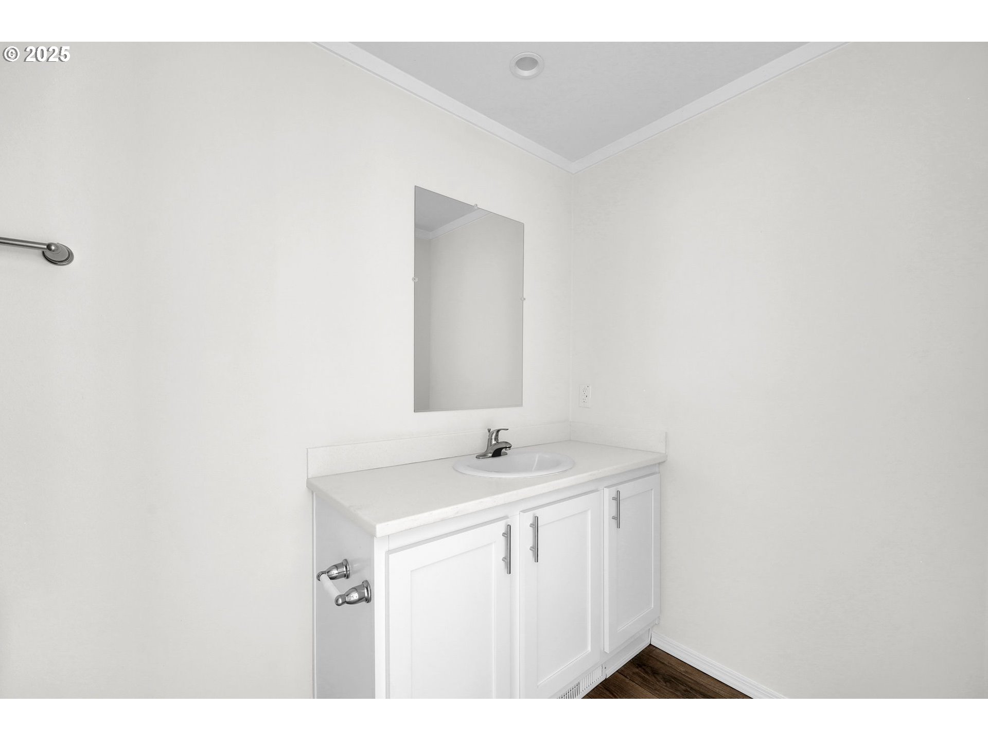89615 Hill Road Springfield, OR 97478 - Photo 24 of 44 a bathroom with a sink and a mirror