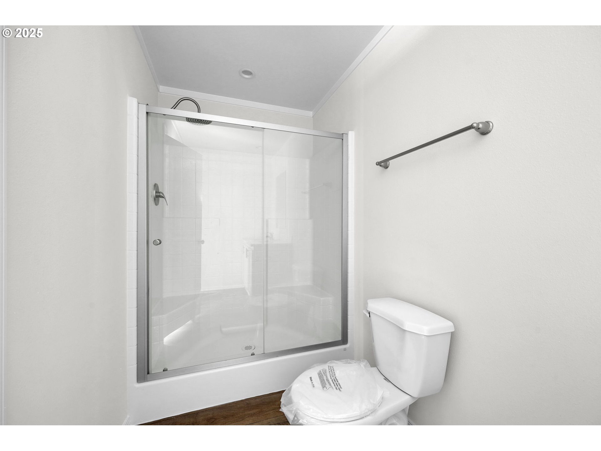 89615 Hill Road Springfield, OR 97478 - Photo 25 of 44 a bathroom with a shower and toilet
