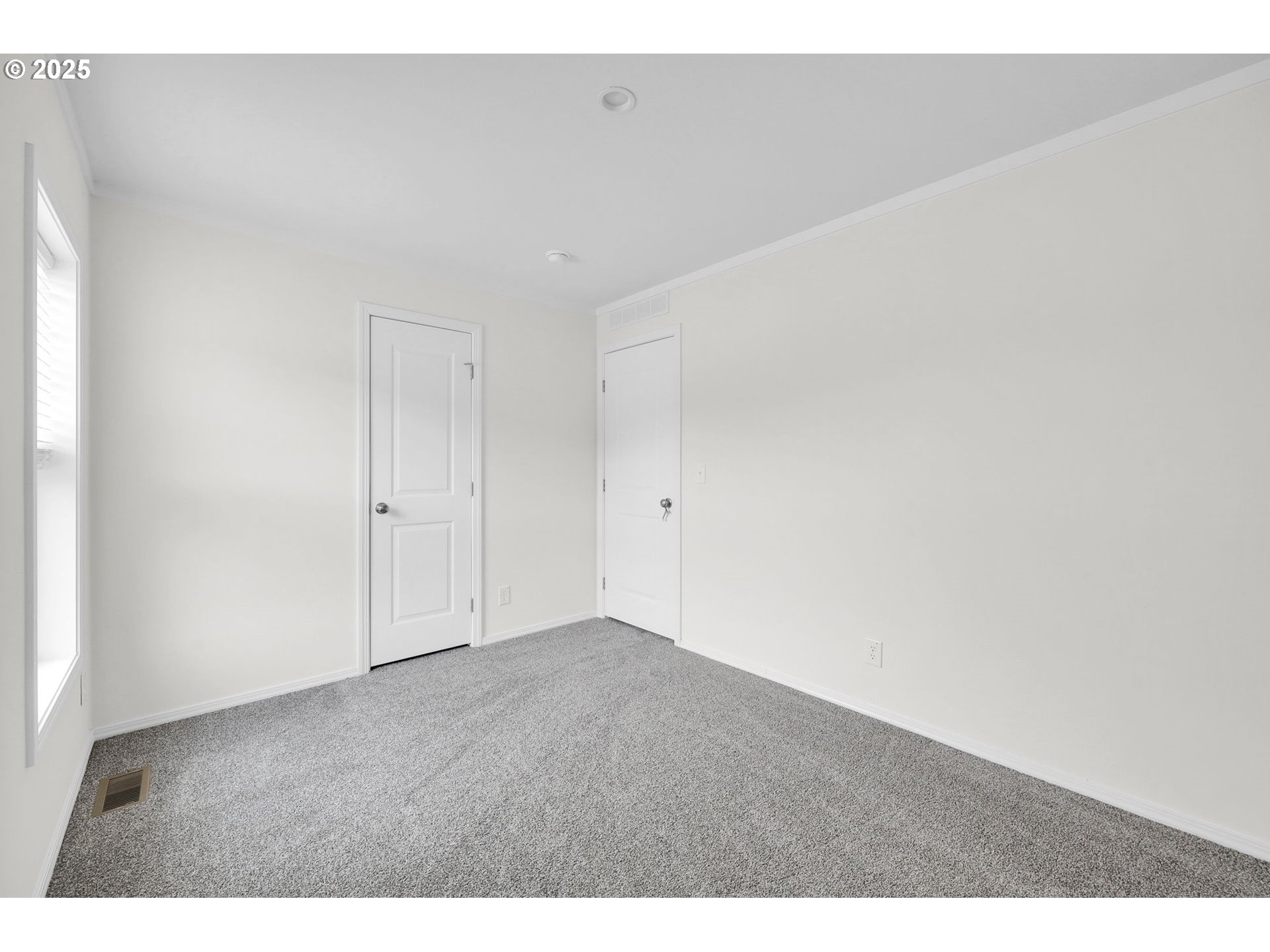 89615 Hill Road Springfield, OR 97478 - Photo 27 of 44 a view of an empty room