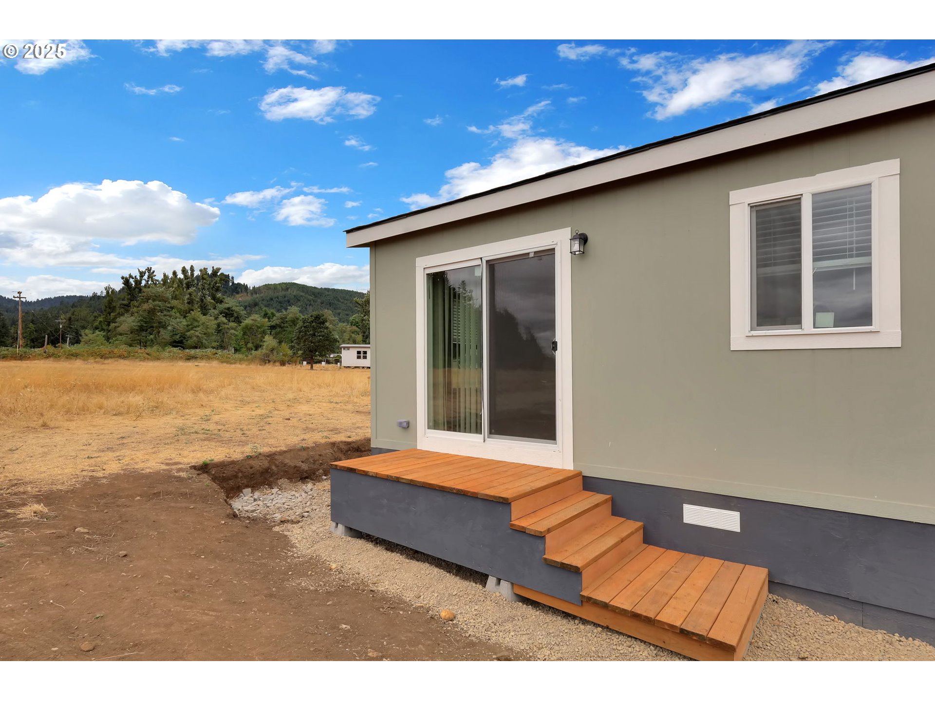 89615 Hill Road Springfield, OR 97478 - Photo 31 of 44 a backyard of a house with a yard
