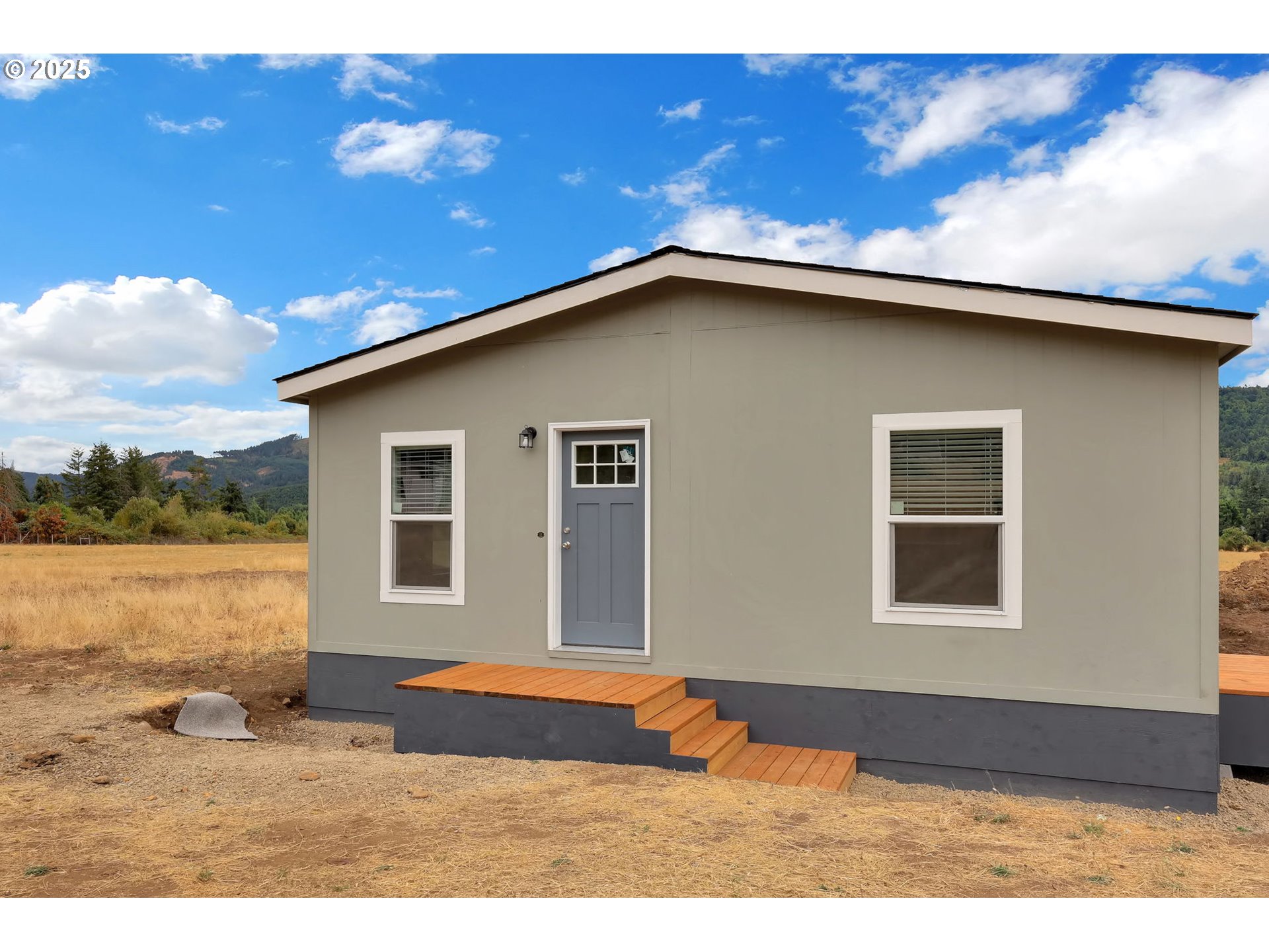 89615 Hill Road Springfield, OR 97478 - Photo 33 of 44 a house view with a outdoor space