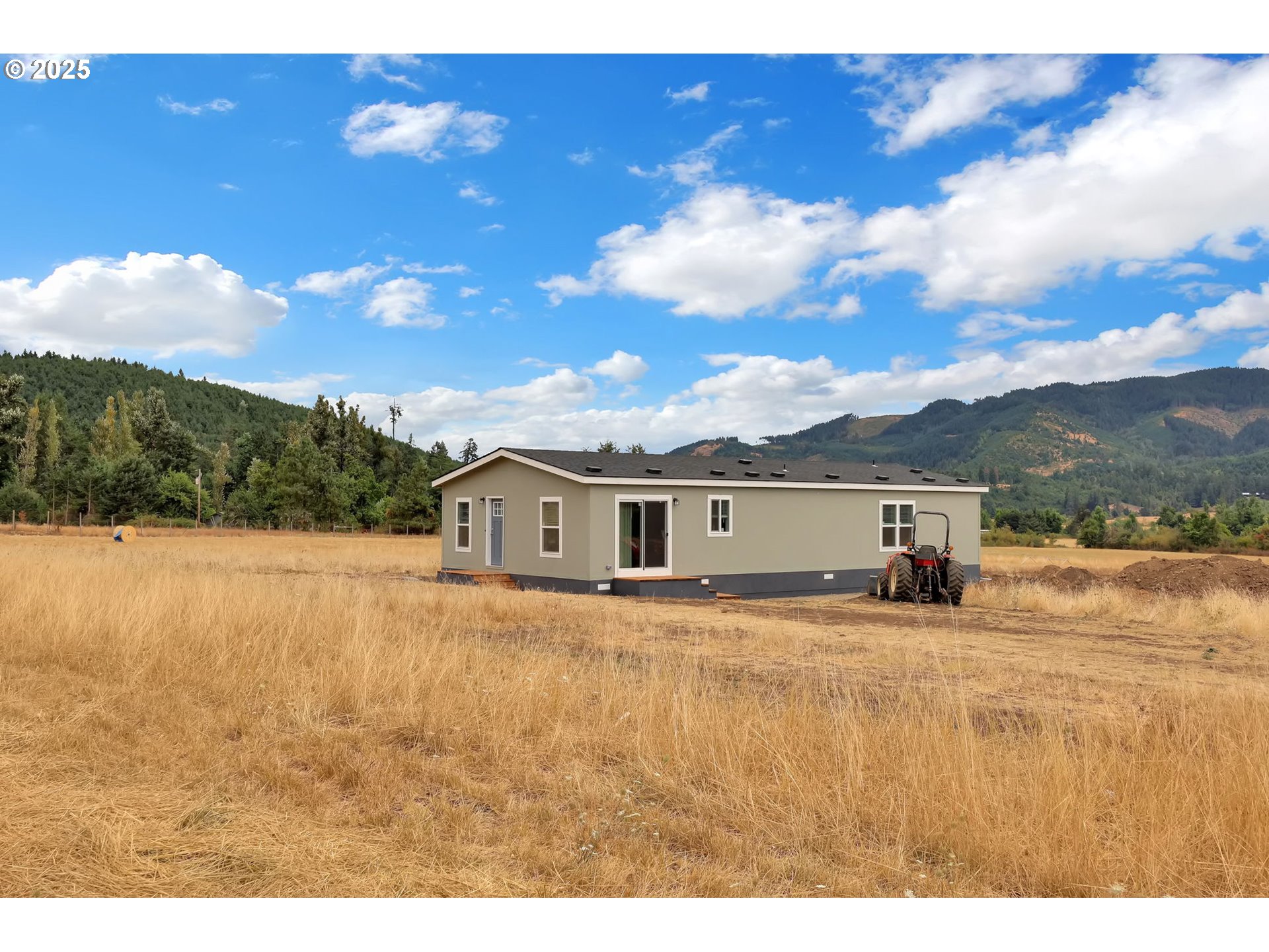 89615 Hill Road Springfield, OR 97478 - Photo 35 of 44 a view of a house with a big yard