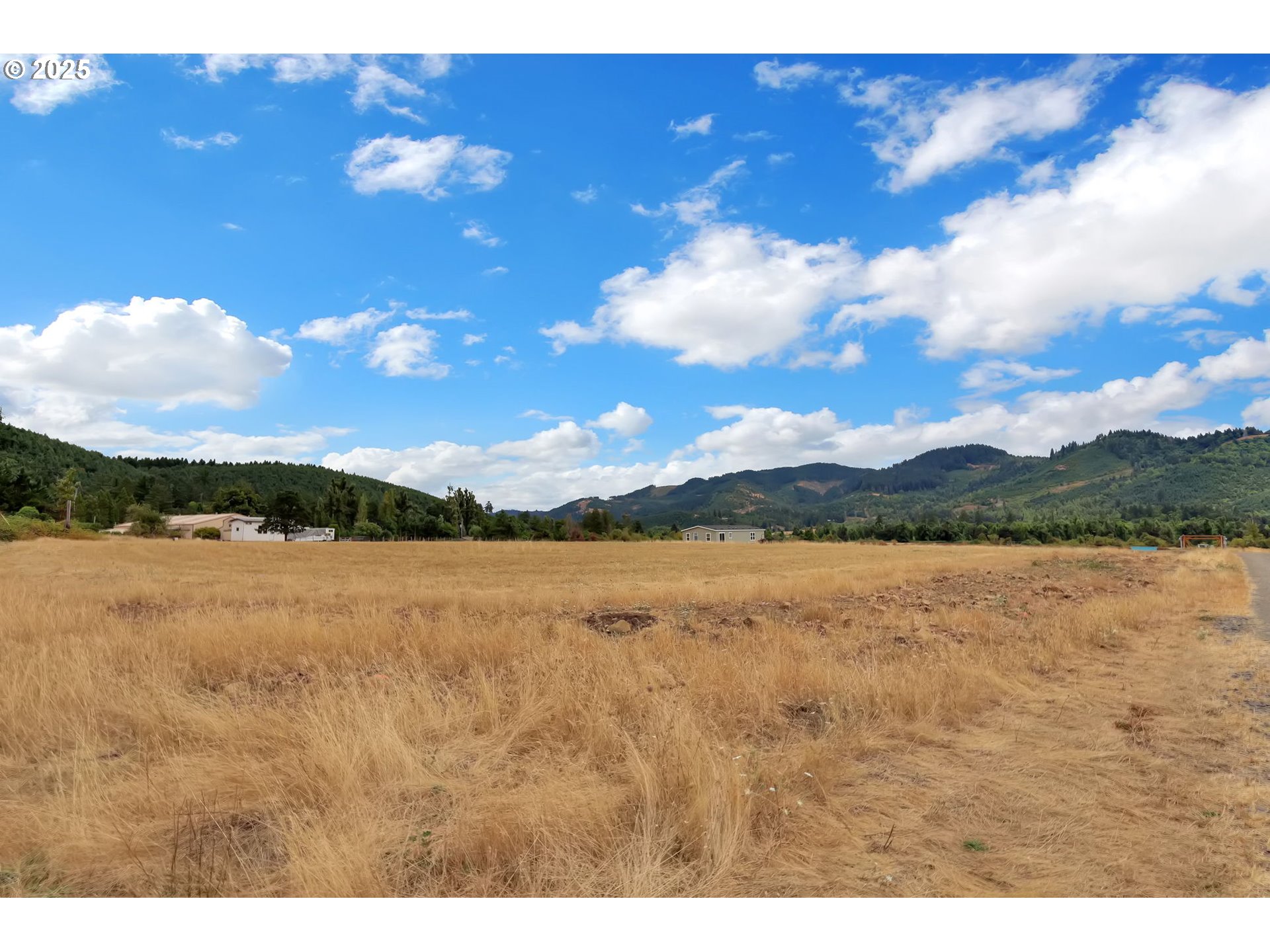 89615 Hill Road Springfield, OR 97478 - Photo 40 of 44 a view of lake and mountain
