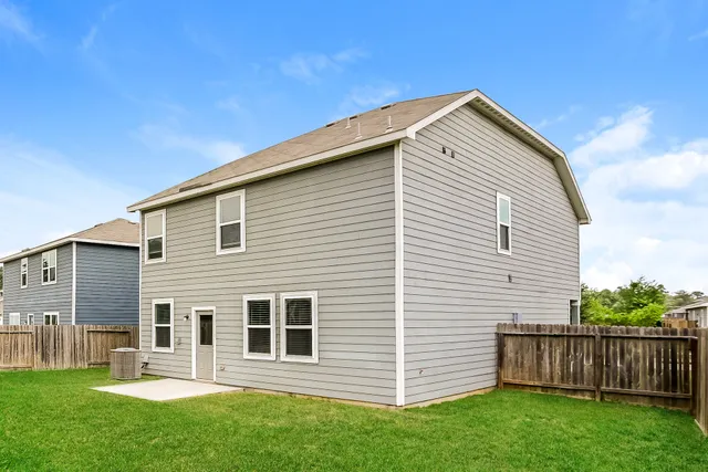 a view of a house with backyard