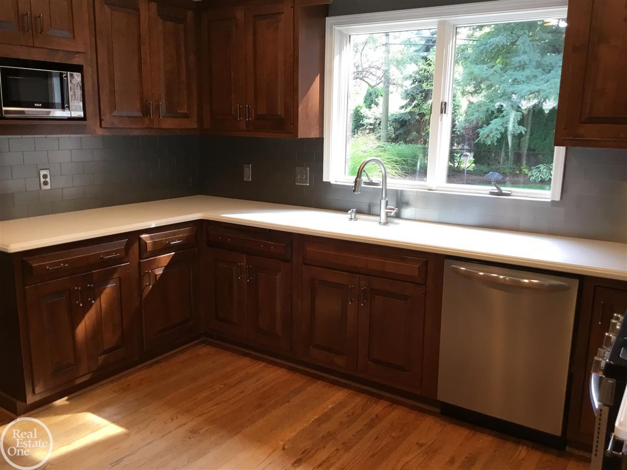 951 North Oxford Road Grosse Pointe Woods, MI 48236 - Photo 3 of 32