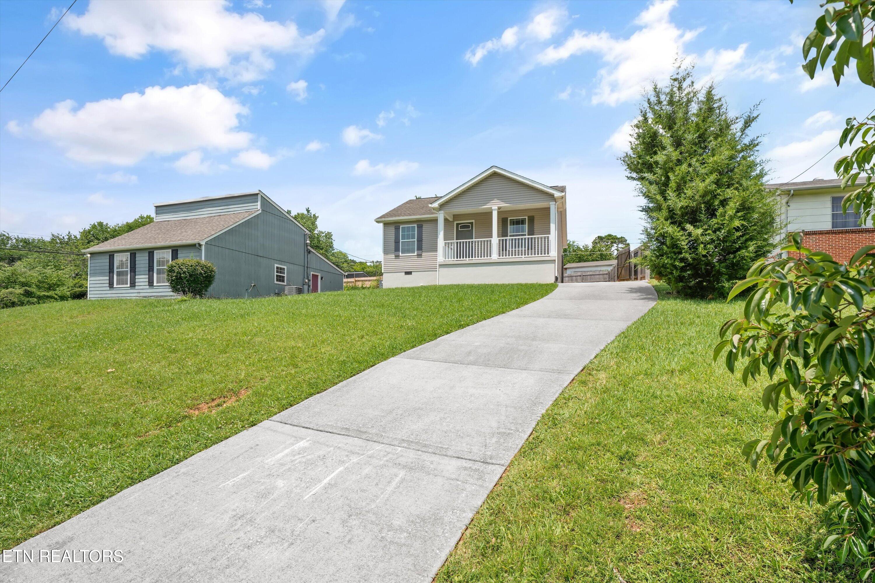 4516 Pleasant Ridge Road Knoxville, TN 37912 - Photo 3 of 24 4516-pleasant-ridge-driveway-view