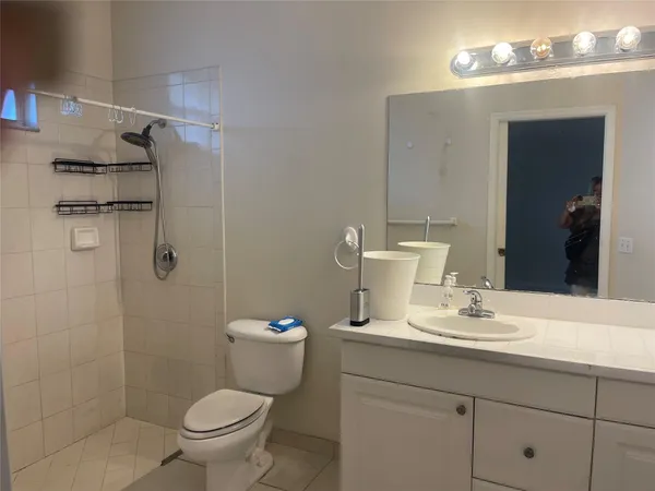$2,800 | 717 Northeast 4th Street, Hallandale Beach, FL 33009