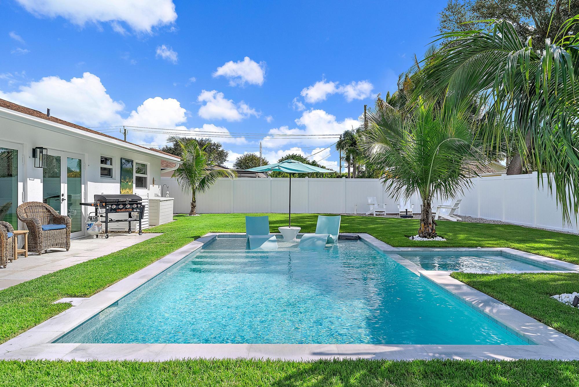8 Windsor Road West Jupiter, FL 33469 - Photo 5 of 32 a view of a backyard with a patio