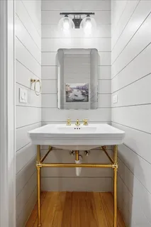 a en suite bathroom with a double vanity sink and mirror