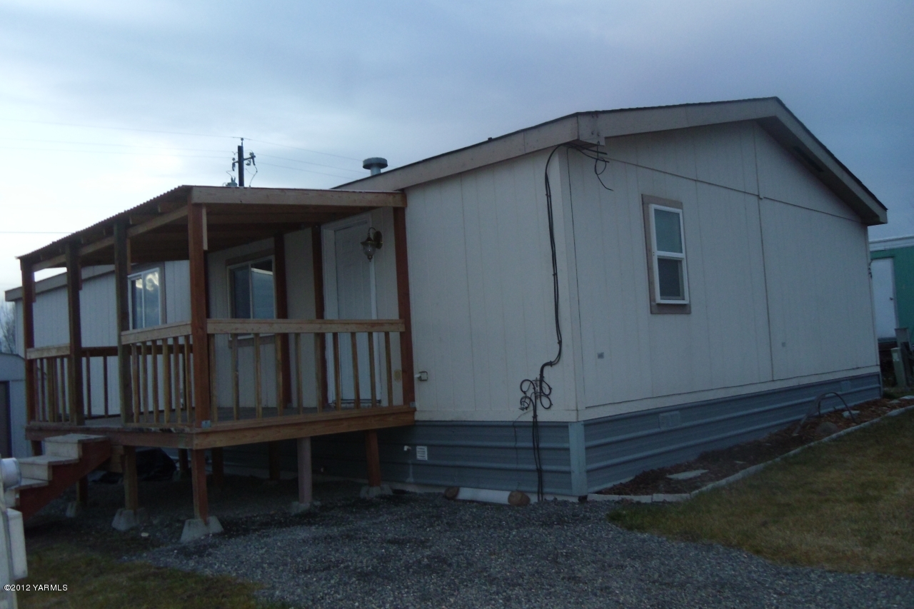 181 Schut Road, Unit 24 Moxee, WA 98936 - Photo 1 of 1 a front view of a house with a yard