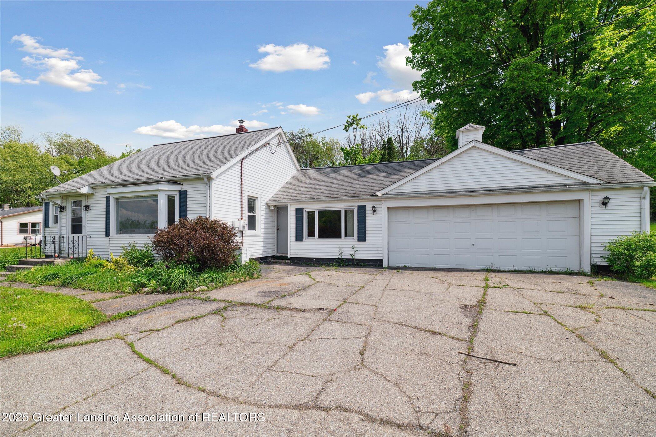2468 Lansing Road Charlotte, MI 48813 - Photo 3 of 31 03-2468-Lansing-Rd-Charlotte-MI-48813-Wi