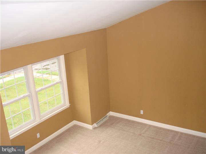 324 East Mill Road Maple Shade, NJ 08052 - Photo 6 of 25 Living Room