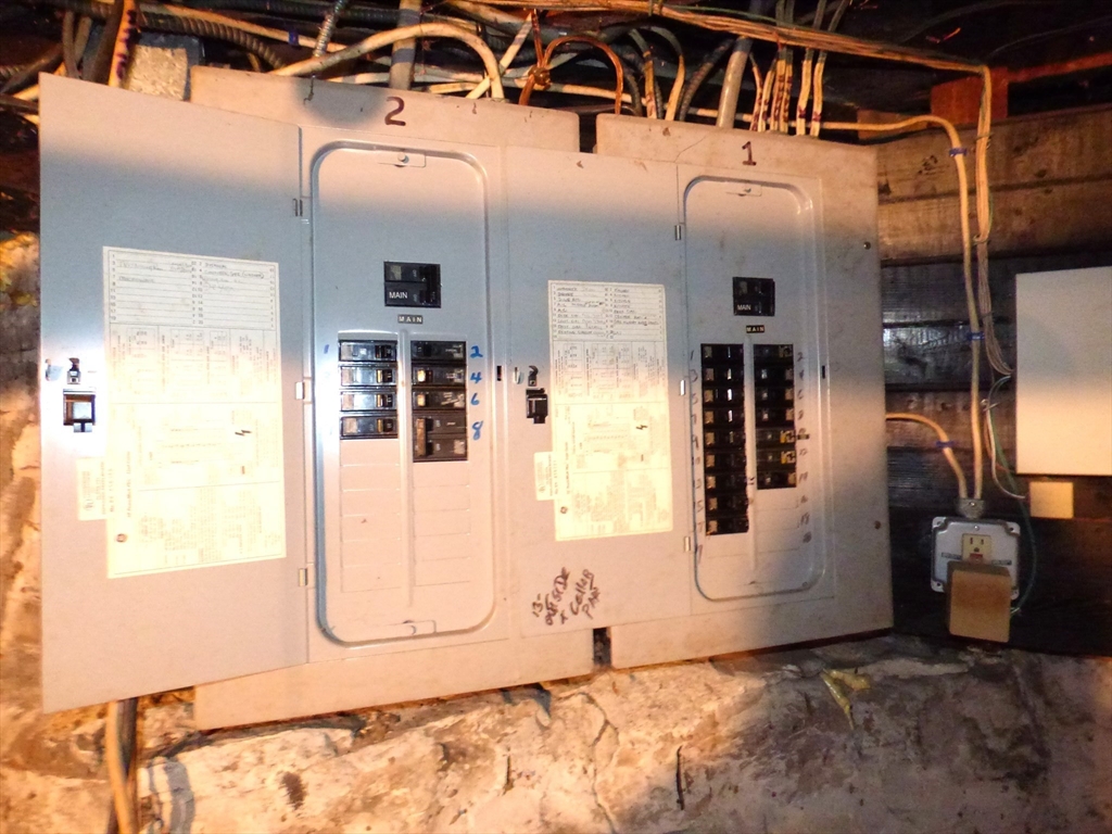 298 Main Street Springfield, MA 01151 - Photo 38 of 40 a view of a living room