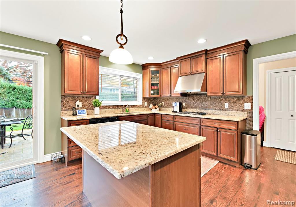 510 Thorntree Road Grosse Pointe Woods, MI 48236 - Photo 9 of 40