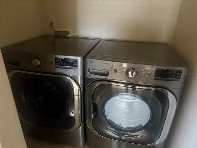 a close up view of a washer and dryer